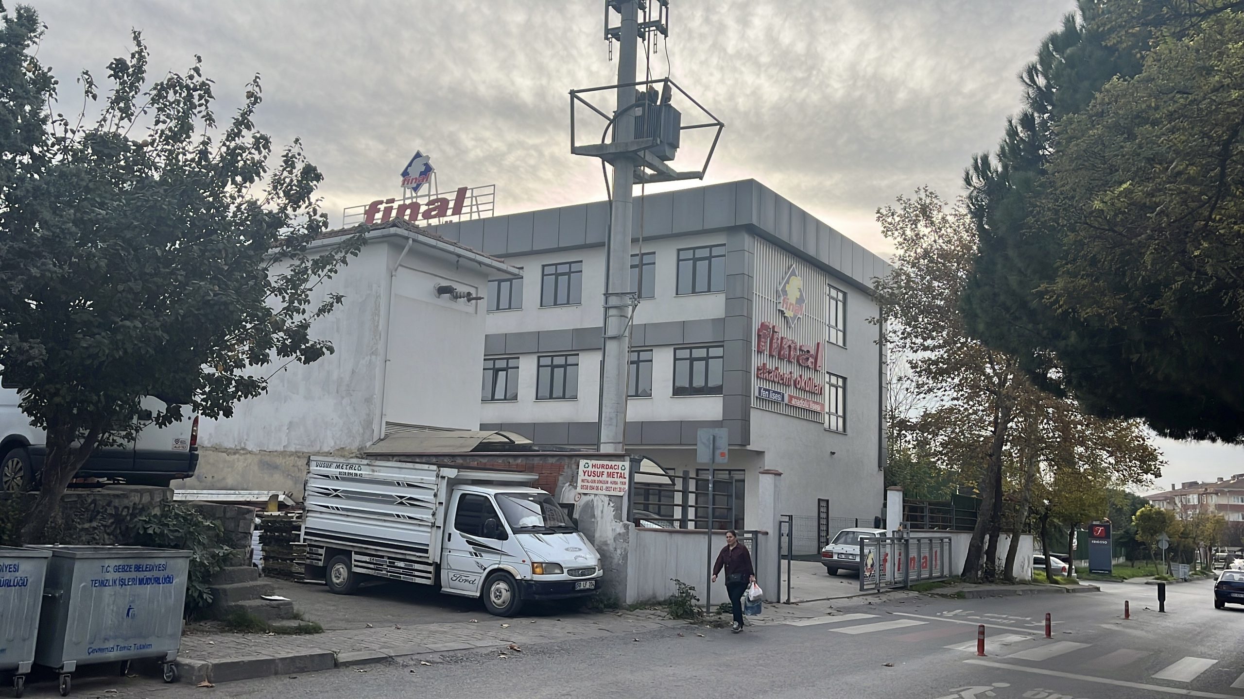 Kocaeli'de özel bir lisede eğitim gören 14 öğrenci, kantinden aldıkları
