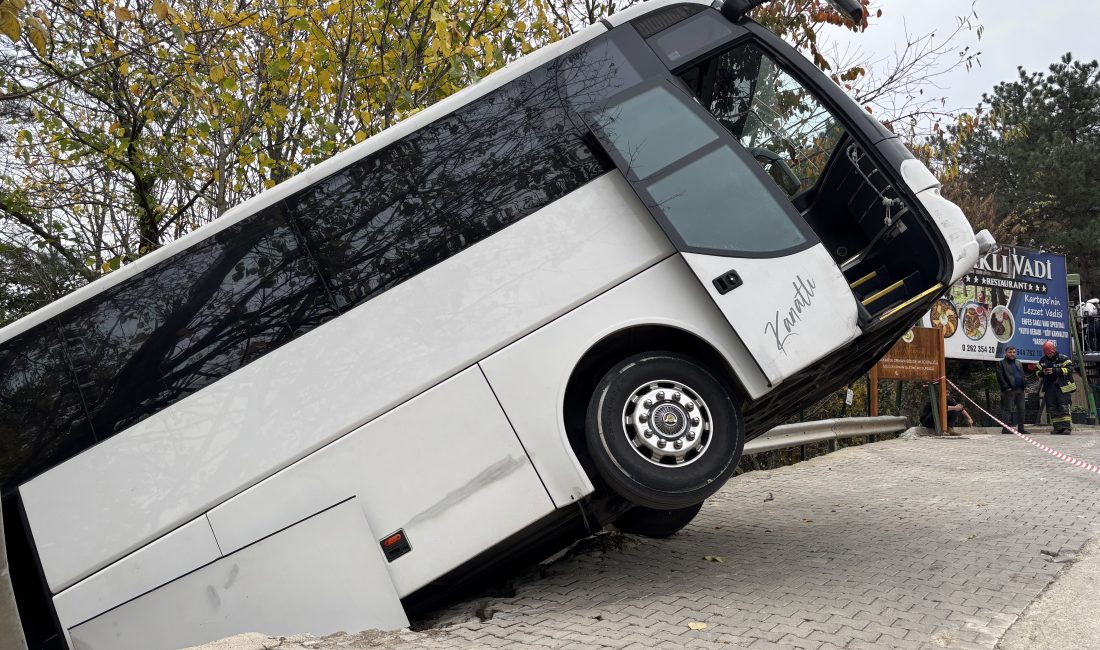 Kocaeli'nin Kartepe ilçesinde park halindeyken hareket eden tur otobüsü bariyeri