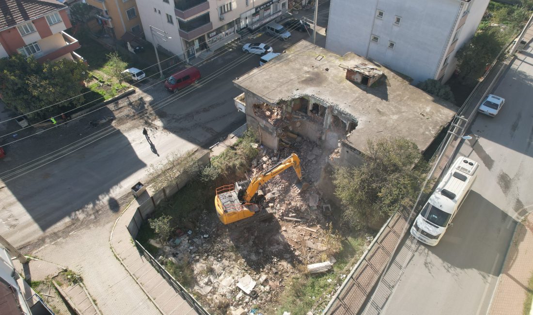 Çayırova ilçesinde bulunan Özgürlük Mahallesi'ndeki metruk binanın yıkımı gerçekleştirildi.