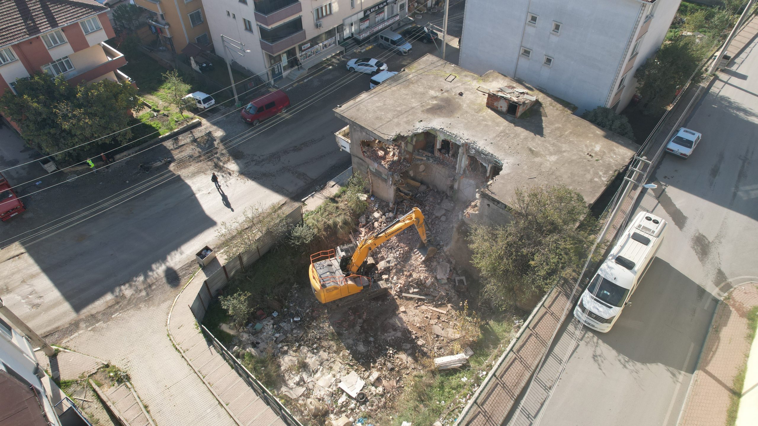 Çayırova ilçesinde bulunan Özgürlük Mahallesi'ndeki metruk binanın yıkımı gerçekleştirildi.