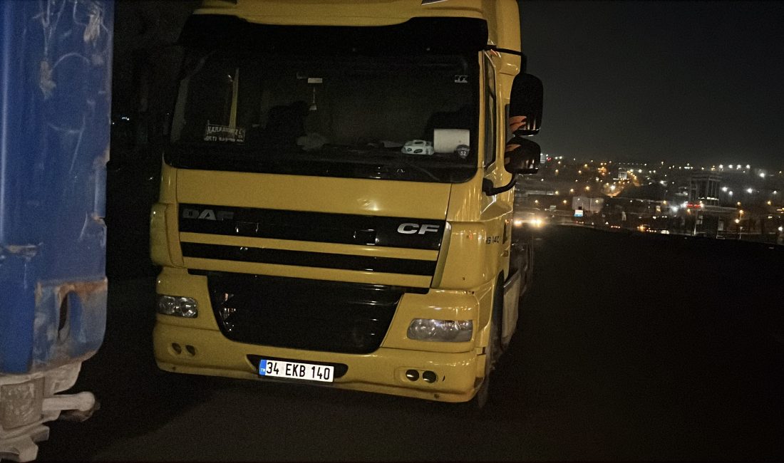 Dilovası’nda tırından inip yolun karşısına geçmeye çalışan sürücüye motosiklet çarptı;