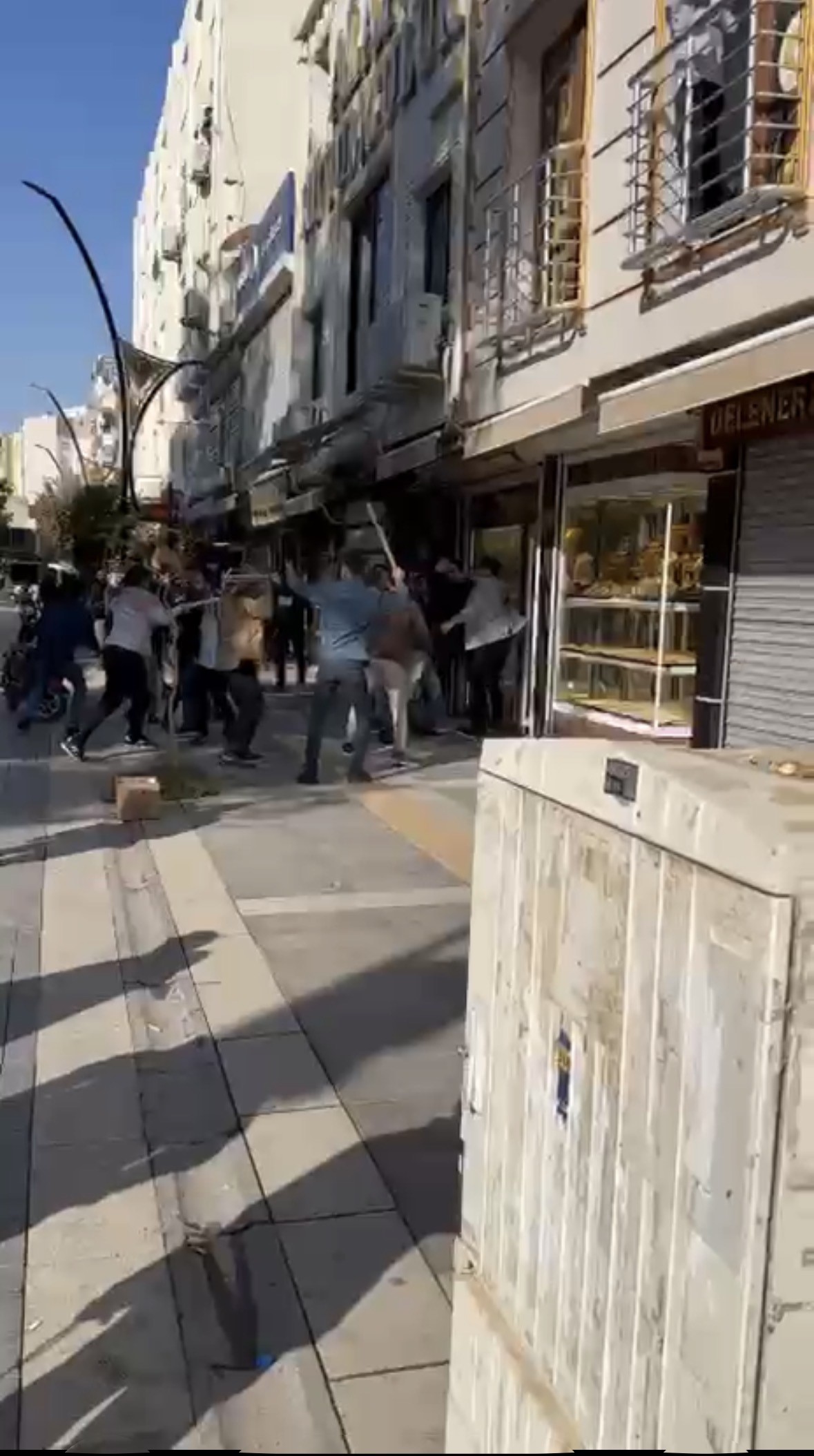  Mardin’in Kızıltepe ilçesinde kuyumcular arasında çıkan bıçaklı, sopalı, tekmeli
