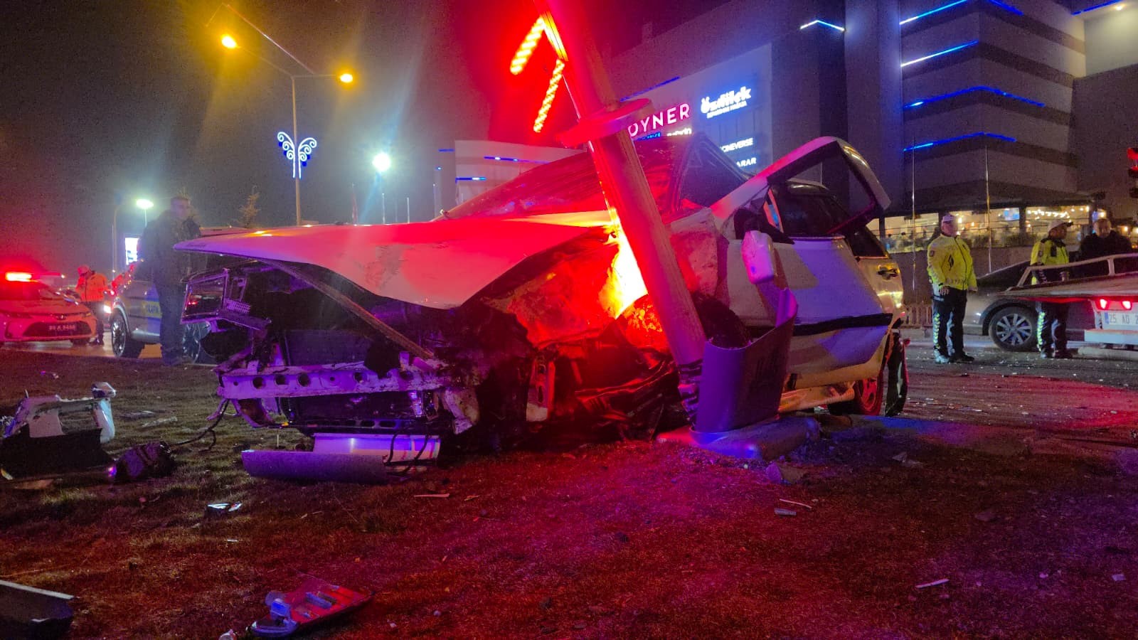 Erzurum'da polis kontrol noktasından kaçan bir sürücü, önce kavşakta başka