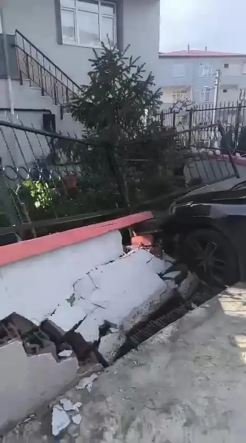 Kocaeli'nin Dilovası ilçesinde freni çekilmeden park edilen otomobil, kayarak bir