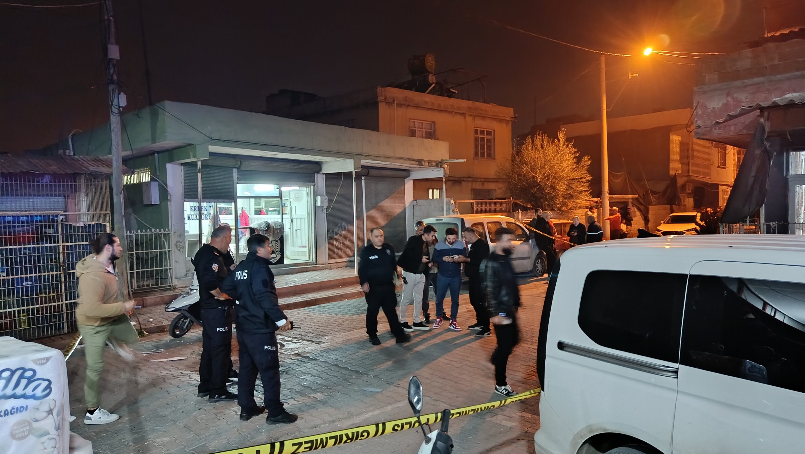 Adana’da bir erkek kuaföründe iki grup arasında çıkan silahlı kavga