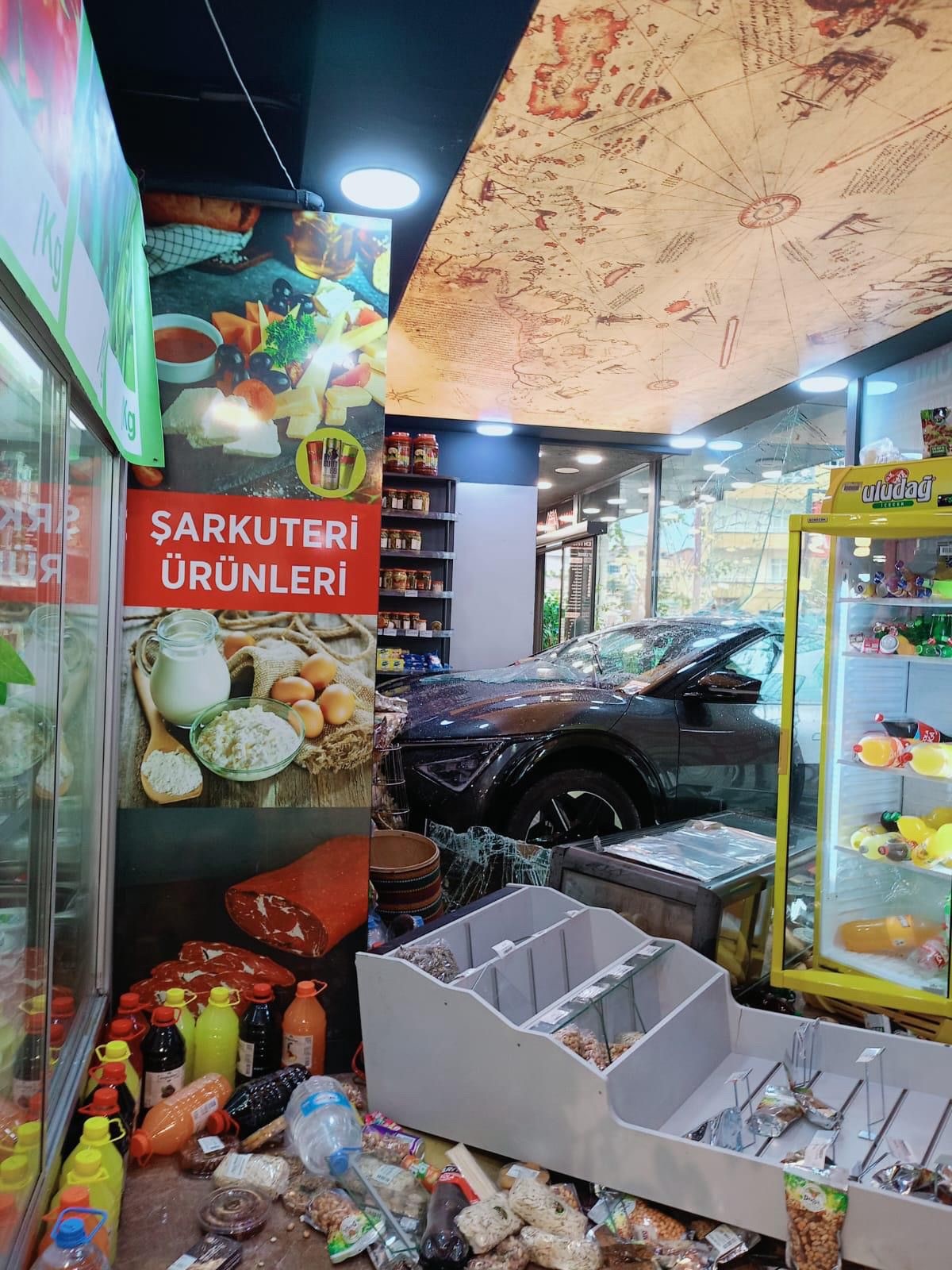 Kocaeli Çayırova’da kontrolden çıkan SUV tipi araç, cadde üzerinde bulunan