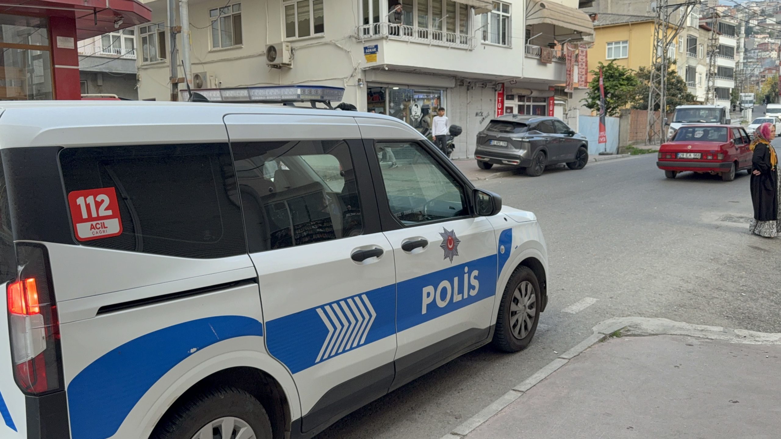 Samsun’da, motosiklet üzerinde bulunan iki genç, kimliği henüz belirlenemeyen kişiler