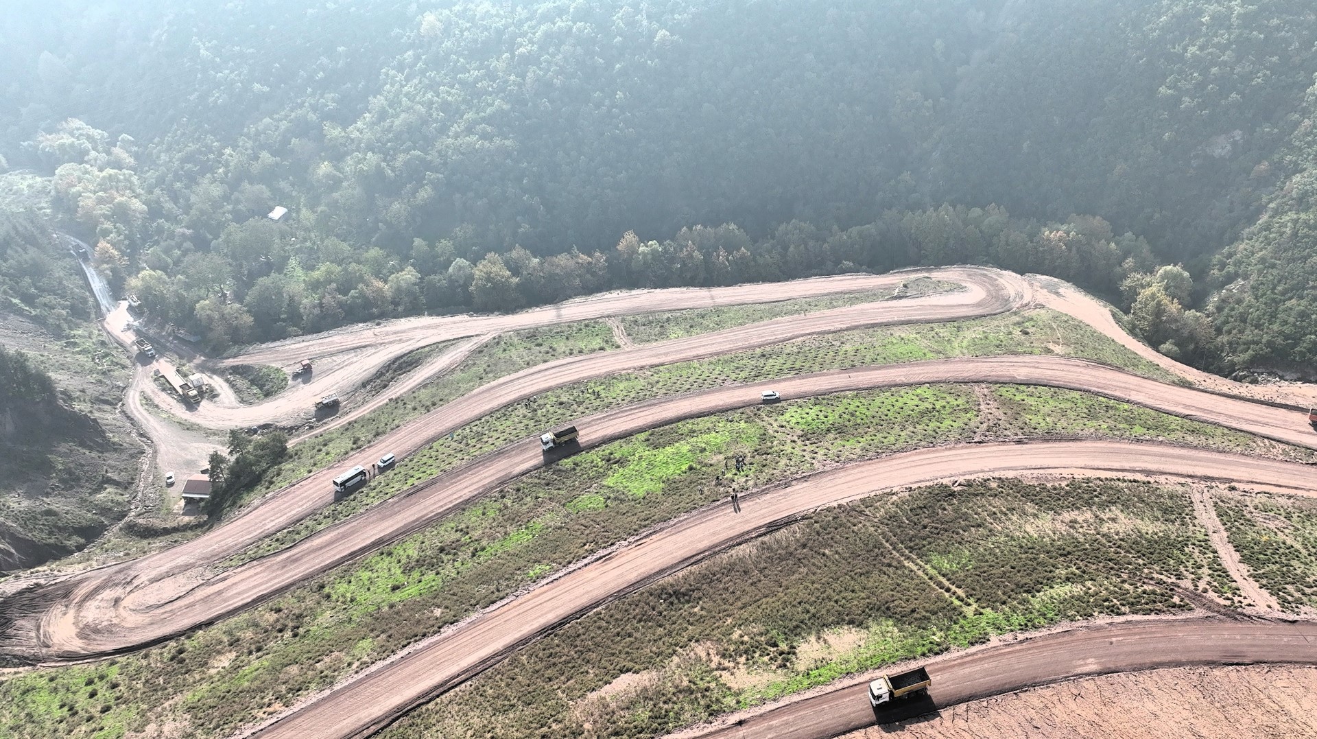 Kocaeli Büyükşehir Belediyesi, Körfez Belen Mahallesi’nde başlattığı ağaçlandırma çalışmasıyla 180