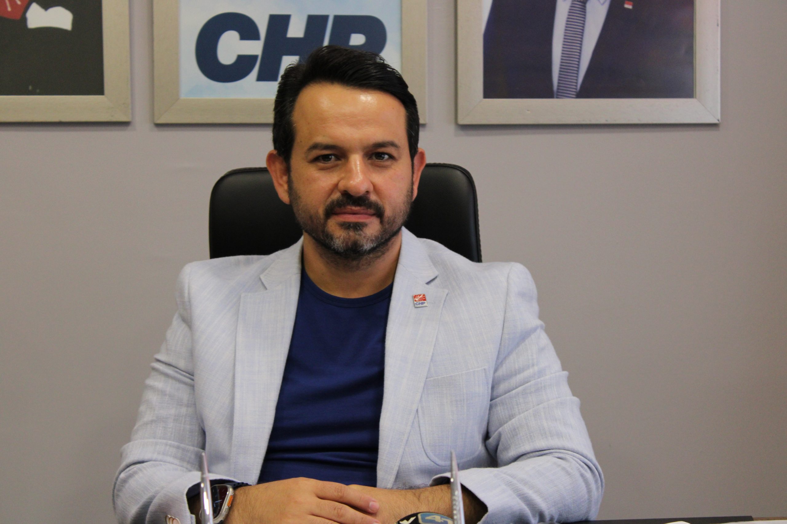 CHP İzmit İlçe Başkanı Gökhan Ercan, kentte açıklama yapan “Aczmendi”