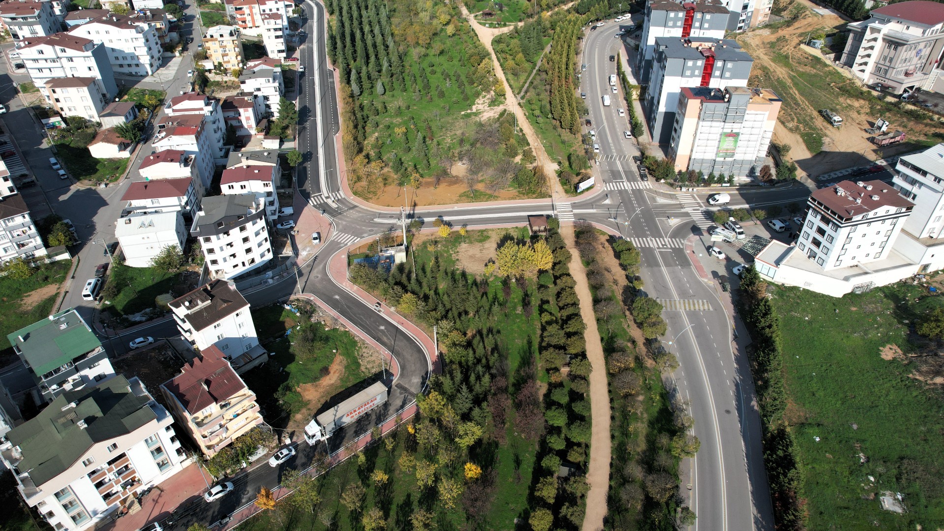 Kocaeli Büyükşehir Belediyesi, Çayırova Çağdaşkent’te gerçekleştirdiği yol yapım ve genişletme