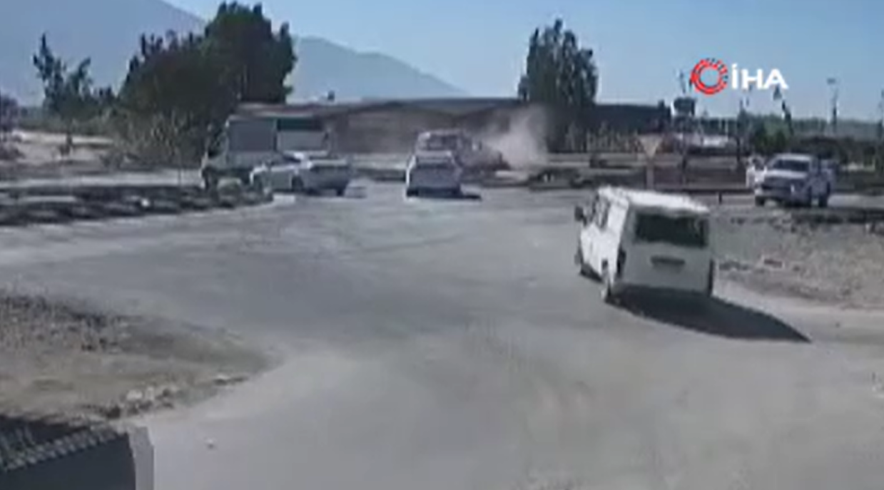 Hatay'da hafif ticari aracın 2 motosiklete çarpmasıyla yaşanan kazada, 1