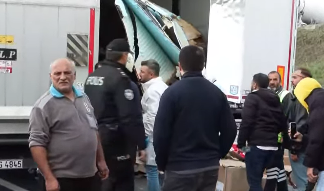Kuzey Marmara Otoyolunda bir kamyon tıra arkadan çarptı. Kazada bir
