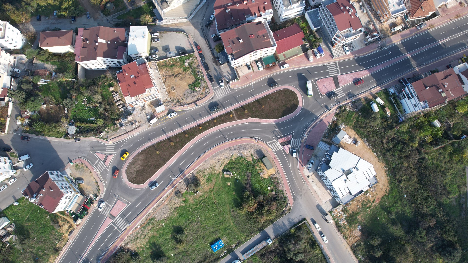 Kocaeli Büyükşehir Belediyesi, Dr. Zeki Acar Caddesi’nde inşa ettiği dönel