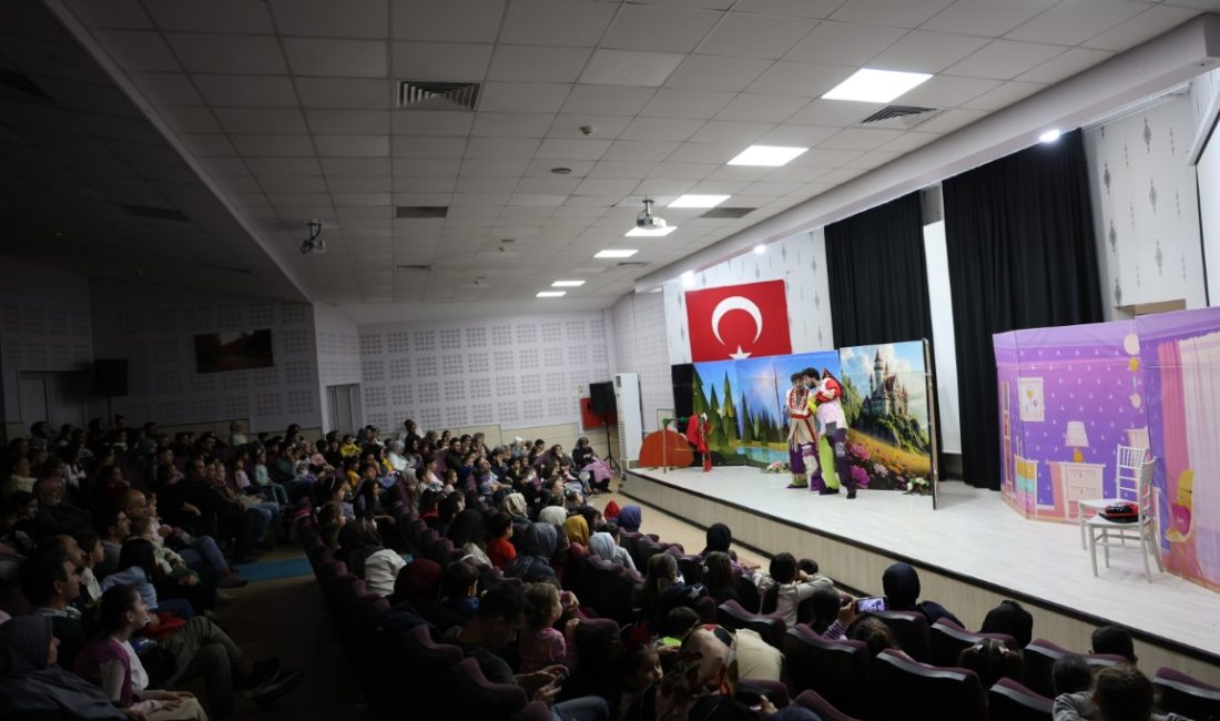 Kartepe Belediyesi’nin sahnelediği “Dile Benden Ne Dilersen” adlı çocuk oyunu,