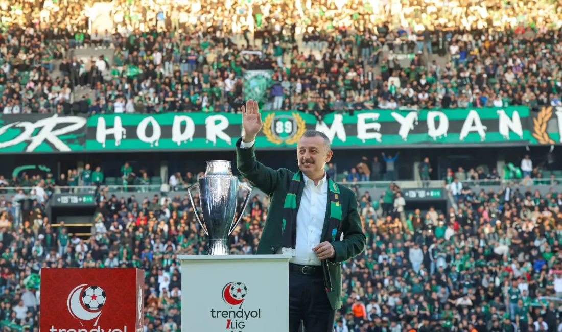 Kocaeli Büyükşehir Belediye Başkanı Tahir Büyükakın, Süper Lig’in 12. haftasında