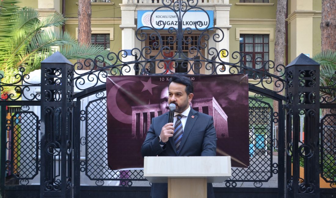 CHP İzmit İlçe Başkanlığı, 10 Kasım’da Ulu Gazi İlkokulu önünde