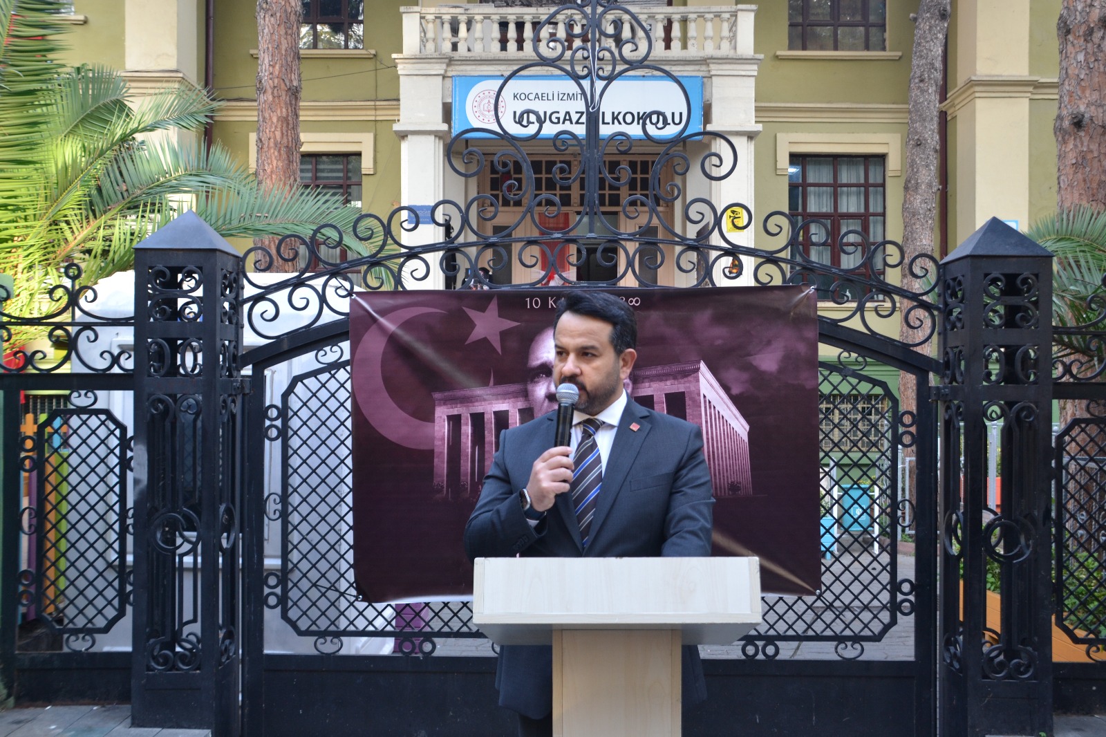 CHP İzmit İlçe Başkanlığı, 10 Kasım’da Ulu Gazi İlkokulu önünde