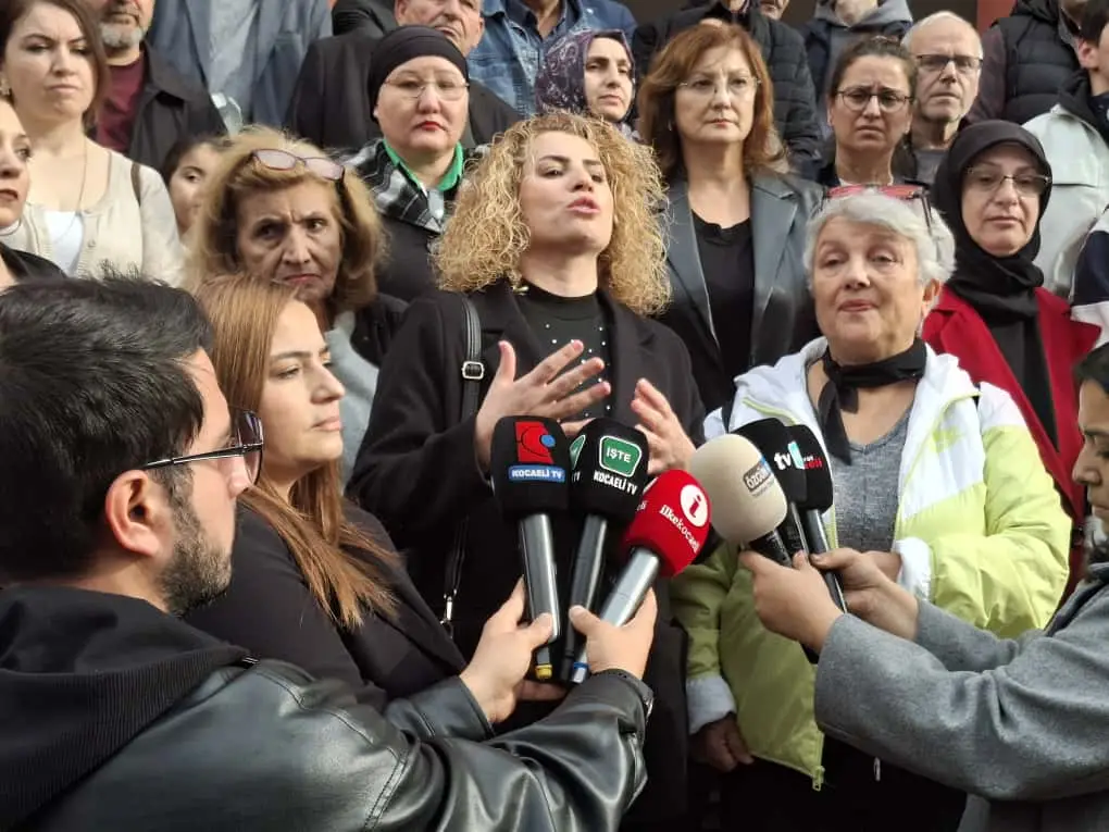 Kocaeli'de darp edilen otizmli Ertuğrul Şenol için Kocaeli Adliyesi'nin önünde