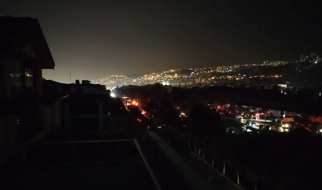 İzmit’te büyük bir elektrik kesintisi yaşanıyor. Kentin birçok noktasında yaklaşık