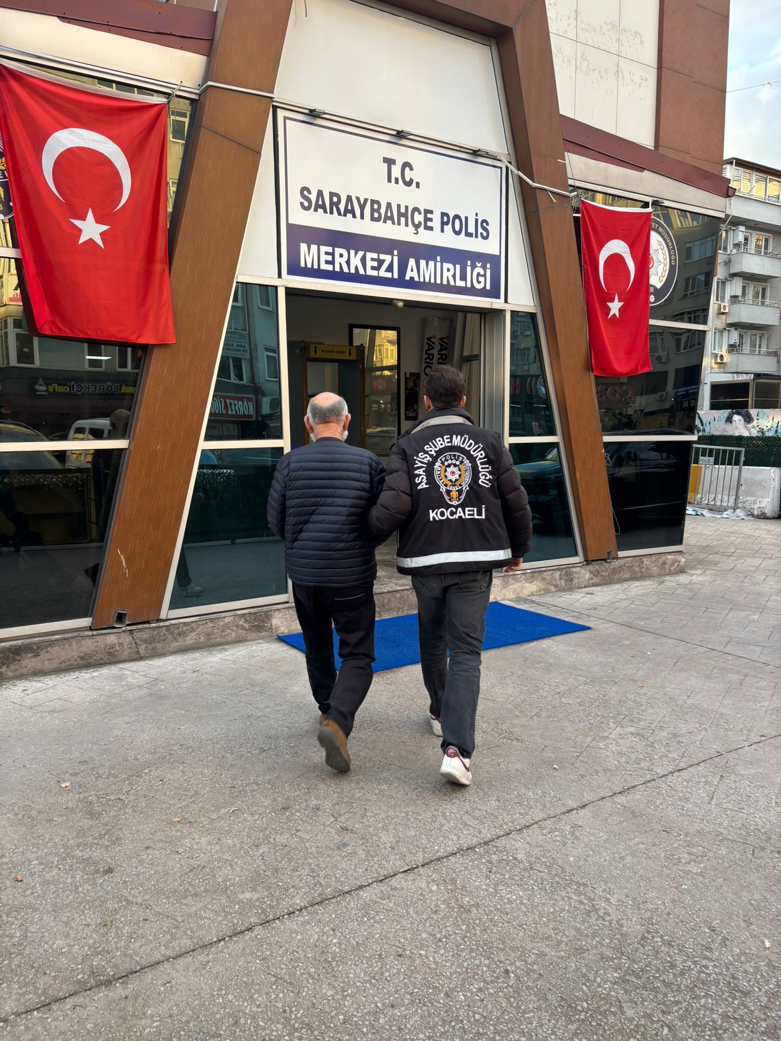 Uyuşturucu ticaretinden aranan M.K., Kocaeli’nde yakalanarak adli makamlara teslim edildi
