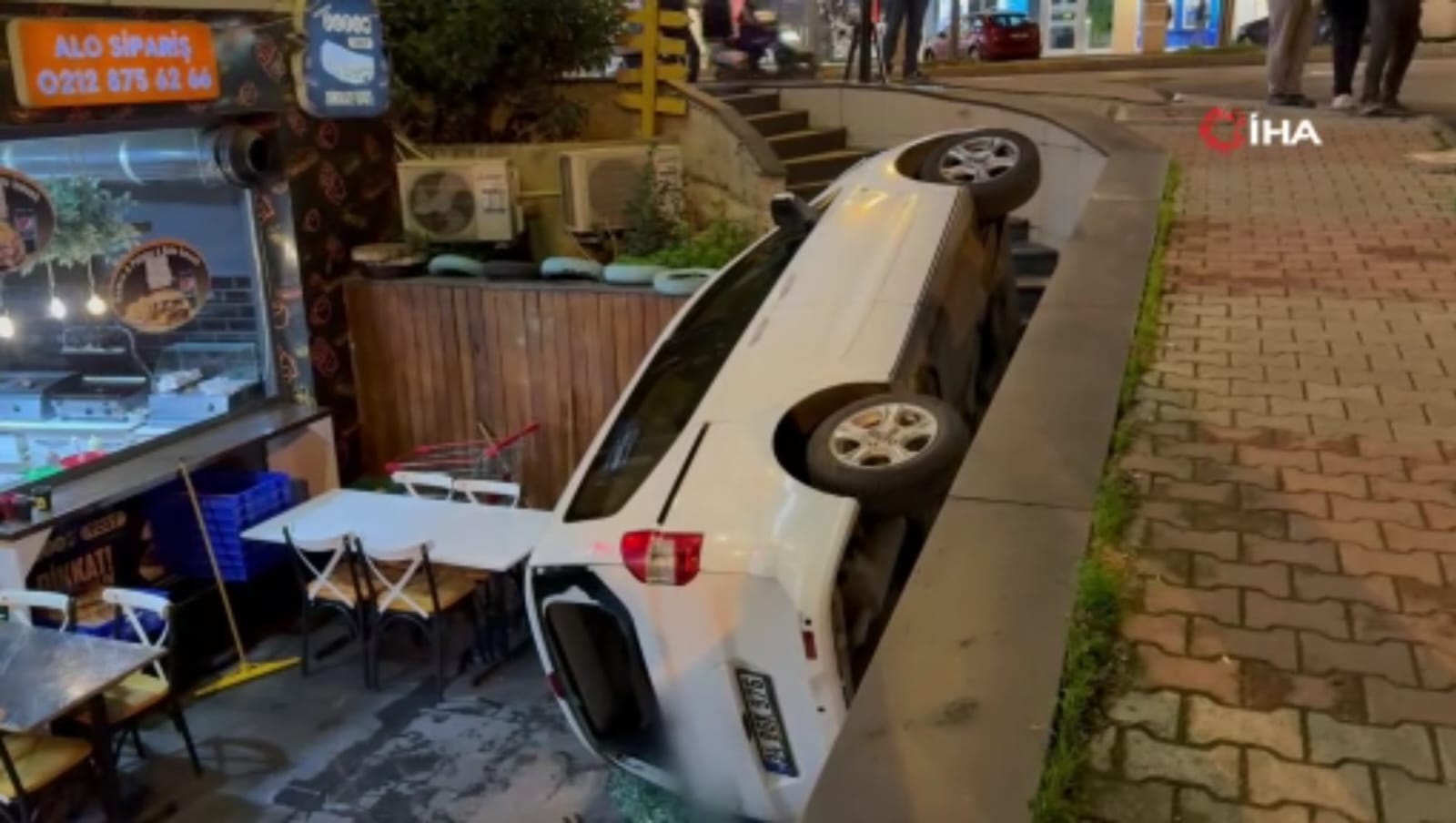  Beylikdüzü’nde el freni çekilmeyen park halindeki otomobil, kafenin bahçesine