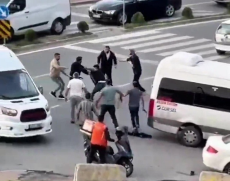 Kocaeli'de servis şoförüne üç kişi birden saldırdı, çevredeki vatandaşlar o