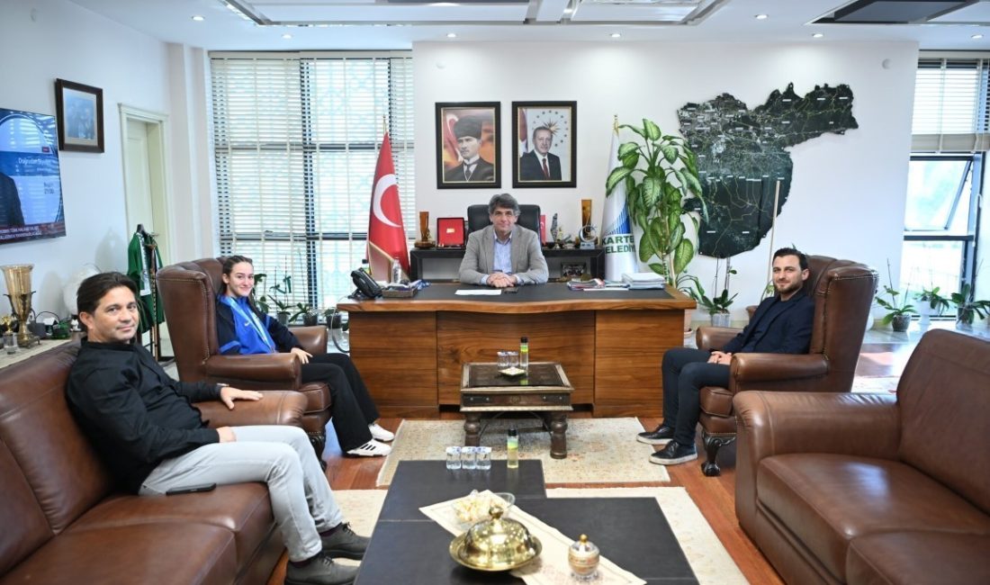 Kartepeli başarılı sporcular, kazandıkları kupalarla birlikte Kartepe Belediye Başkanı Av.