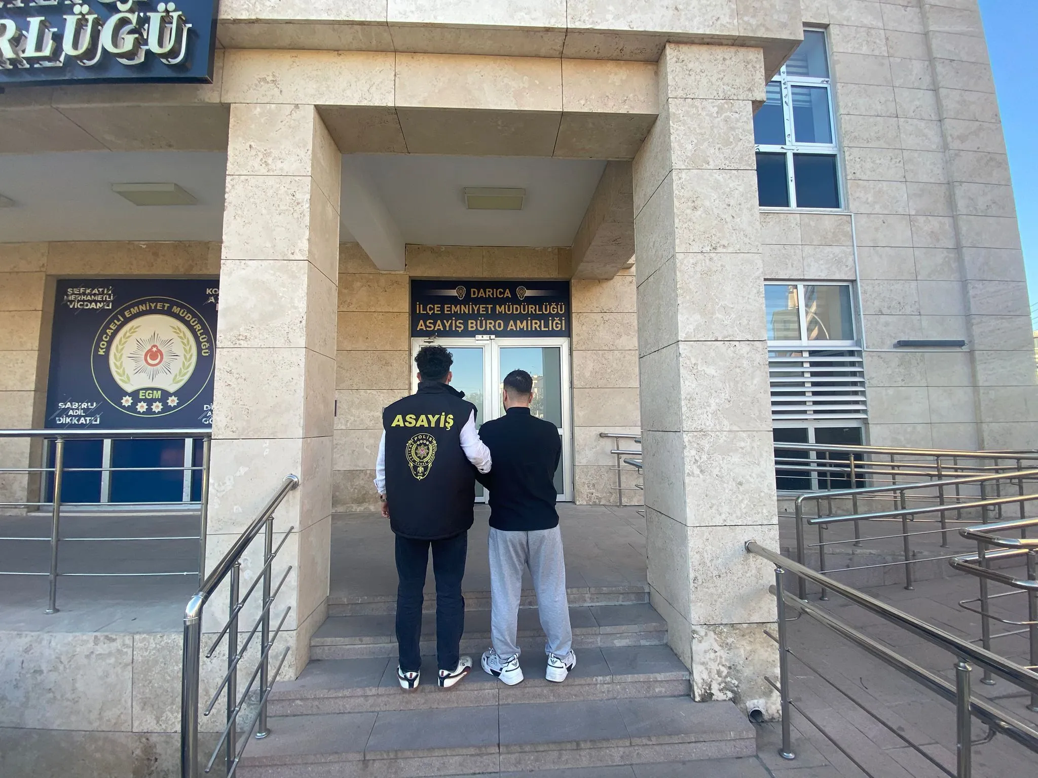 Kocaeli’nin Darıca ilçesinde, silahla tehdit suçlarından aranan M.K. isimli şüpheli,