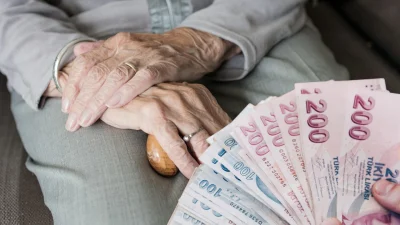 Ramazan ayının başlamasıyla birlikte milyonlarca emekli, Mart ayında ödenmesi beklenen