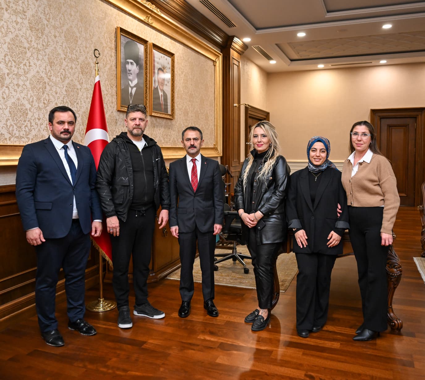 Darıca Yardım Ekibi Derneği Başkanı Melek Kocabıyık Atay ve yönetim