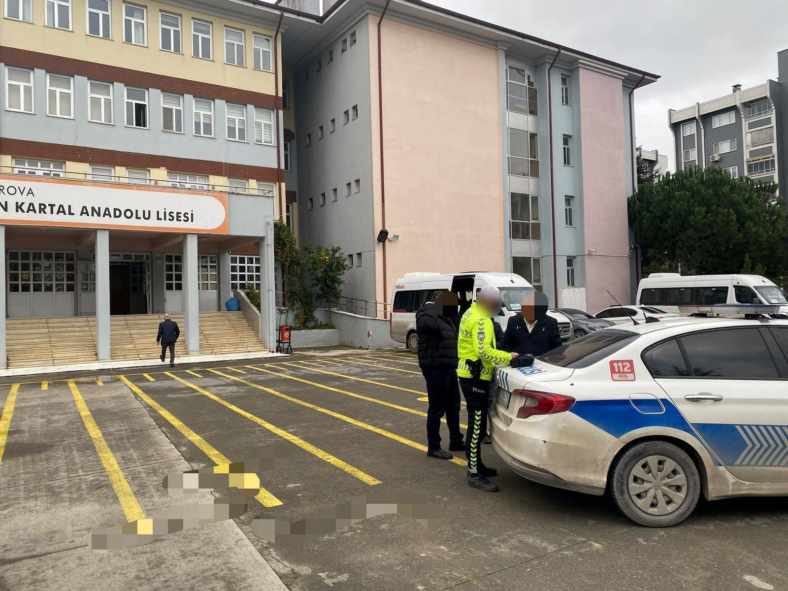 Kocaeli Emniyet Müdürlüğü, Çayırova ilçesinde okullar ve çevresinde gerçekleştirdiği denetimlerde