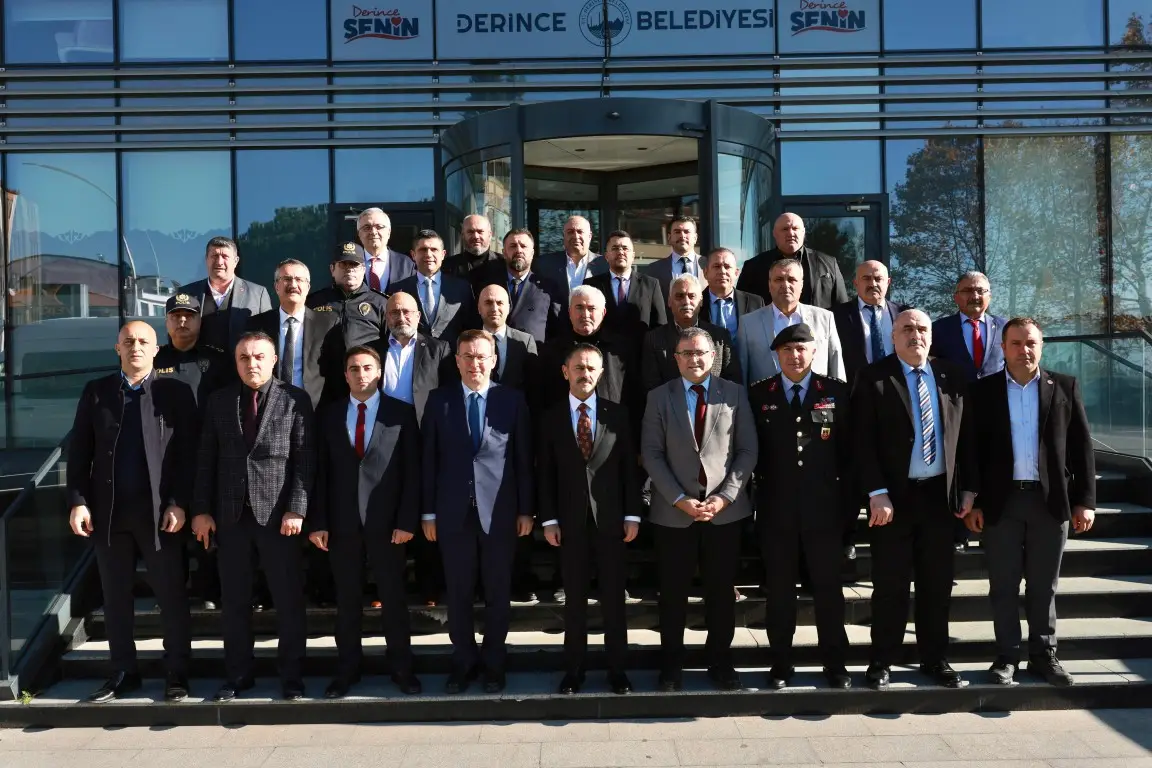 Vali İlhami Aktaş, Derince ilçesinde görev yapan mahalle muhtarlarıyla bir