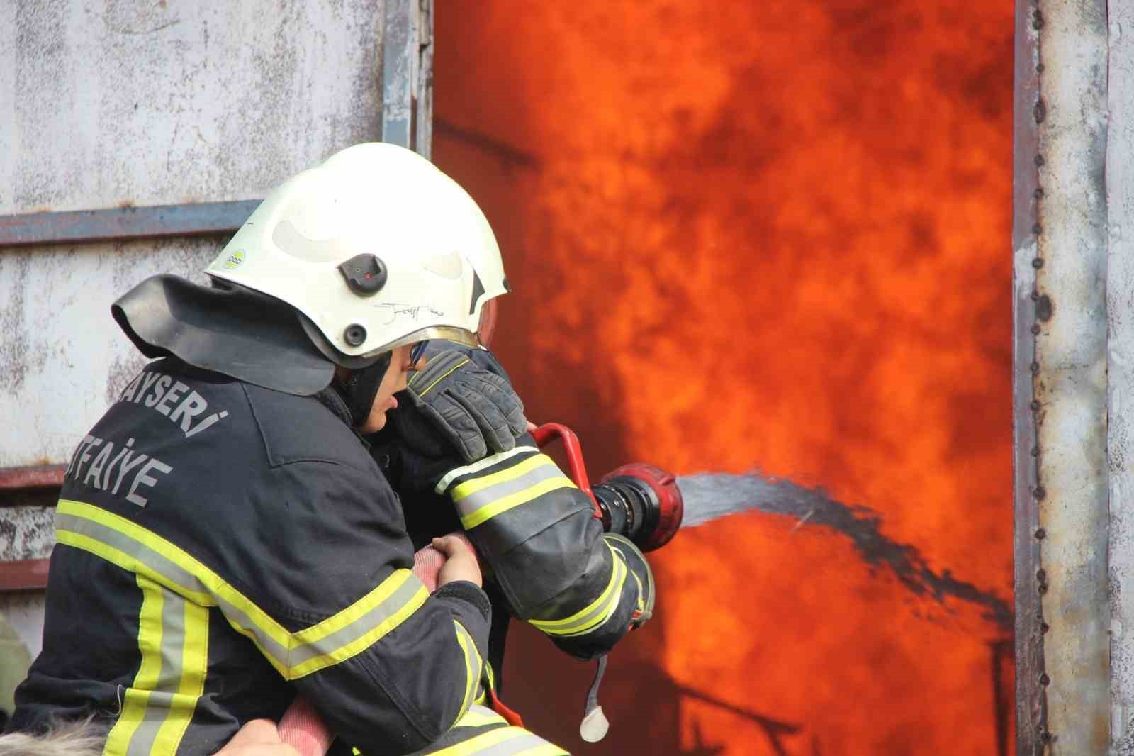 Kocaeli'nin Derince ilçesinde Mersincik Mahallesi’ndeki tek katlı evde çıkan yangın,