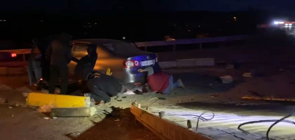 İki otomobilin kavşakta çarpışması sonucu biri hamile olmak üzere 4