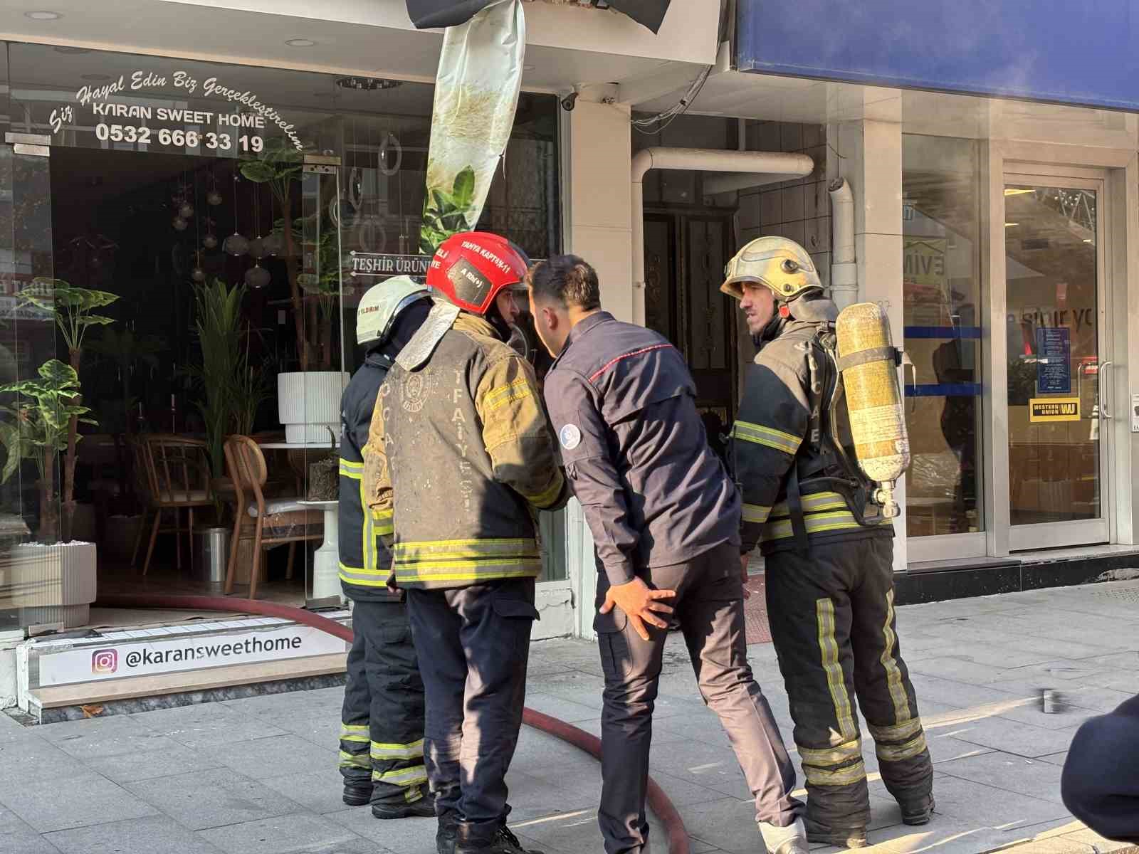 İzmit’te bir spot eşya mağazasının deposunda çıkan yangın paniğe yol