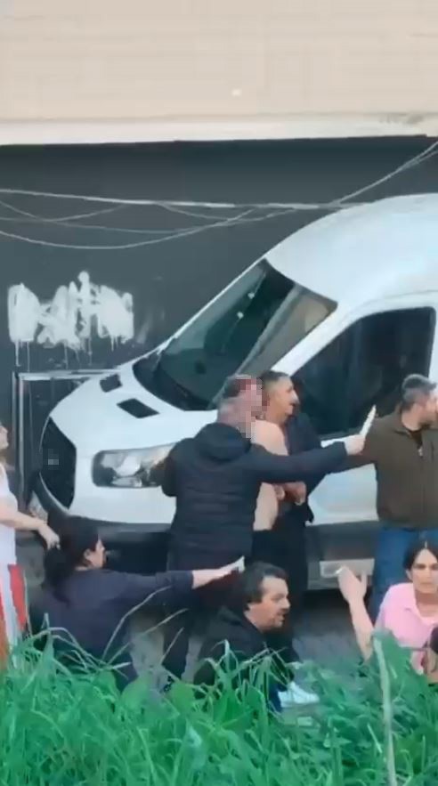 Esenyurt’ta bir binanın sakinleri ile çevredeki esnaf arasında park yeri