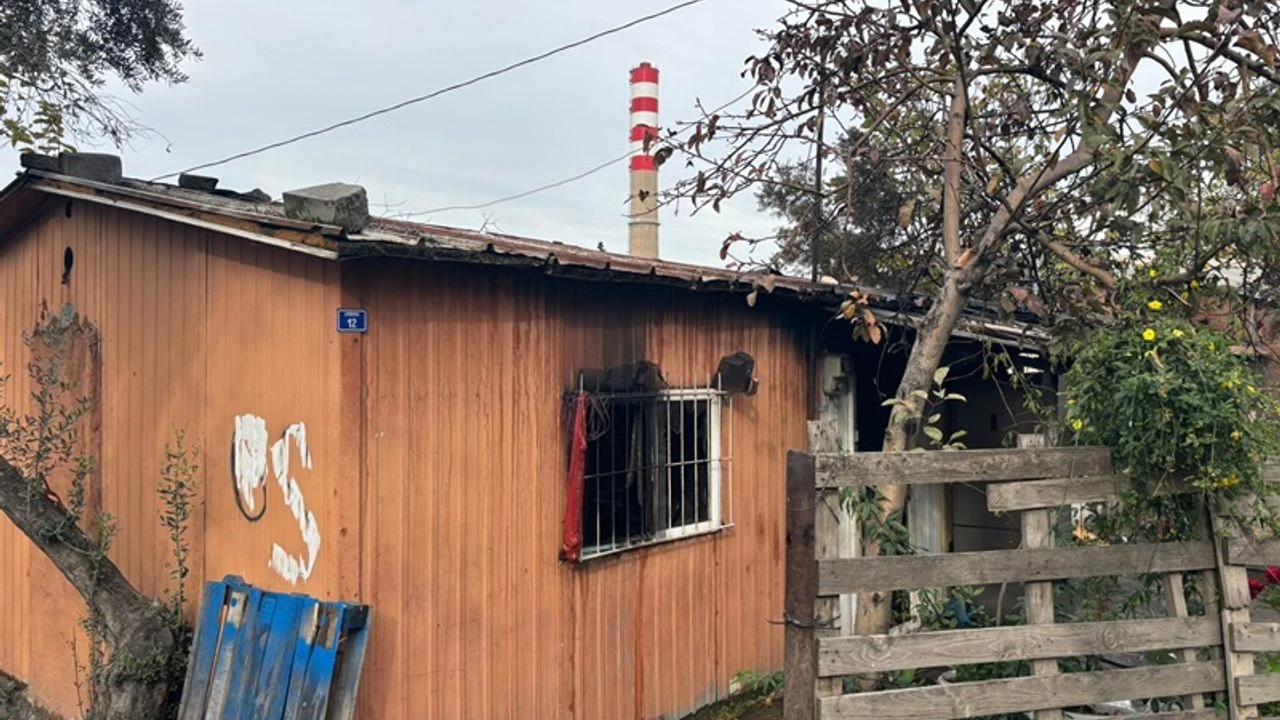 Dilovası Fatih Mahallesi’nde bulunan prefabrik evde henüz belirlenemeyen bir nedenle
