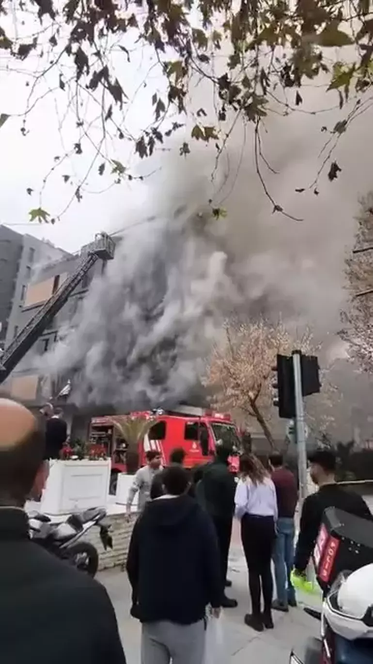 İstanbul Kadıköy'de öğle saatlerinde hareketli dakikalar yaşandı. Semtin işlek bölgelerinden