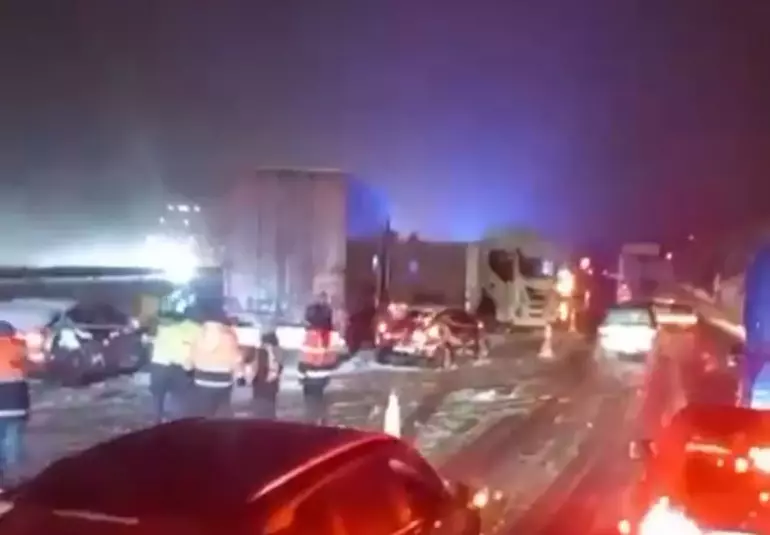 Bolu Dağı’nda etkisini artıran yoğun kar yağışı, TEM Otoyolu’nda zincirleme