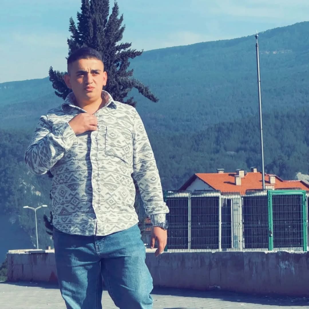 Zonguldak’ın Çaycuma ilçesinde meydana gelen kazada, bir otomobilin kamyona çarpması