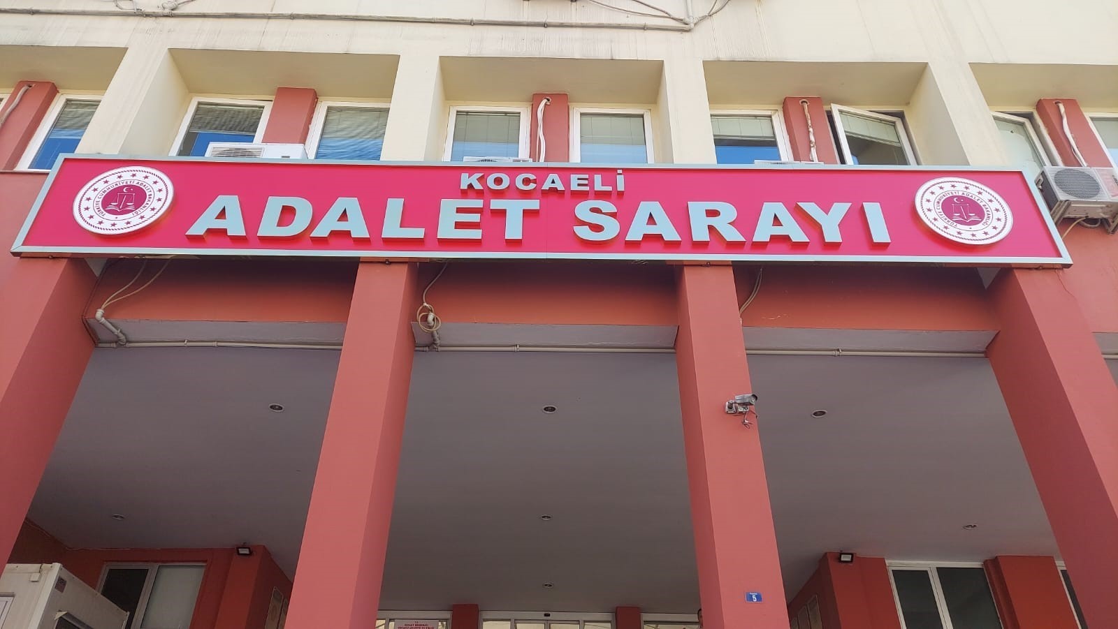 Kocaeli'nin Kandıra ilçesinde yüksek sesle müzik dinleme meselesi yüzünden çıkan