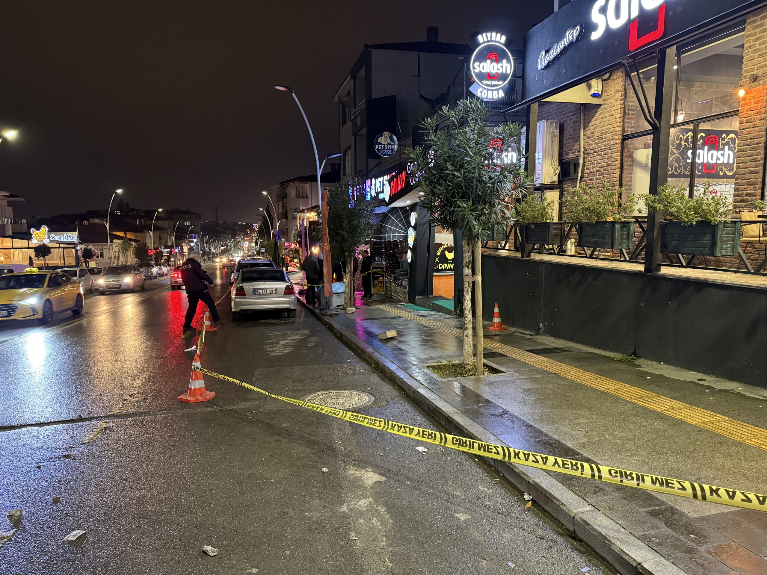 Sakarya'nın Serdivan ilçesinde iki esnaf arasında çıkan silahlı kavgada bir