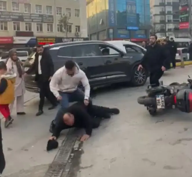Esenyurt’ta trafik akışını bozduğu sırada yol üzerinde tartıştığı bir başka