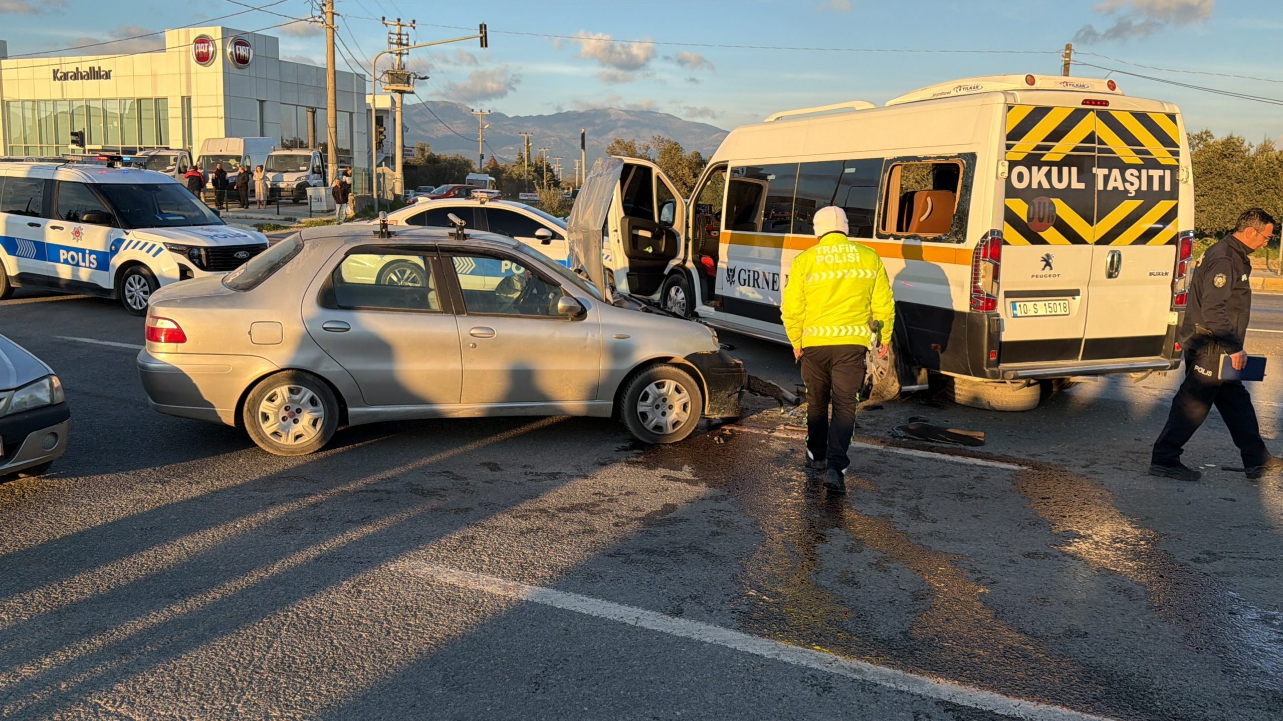 Balıkesir’in Edremit ilçesinde bir öğrenci servisi ile otomobilin çarpıştığı kazada