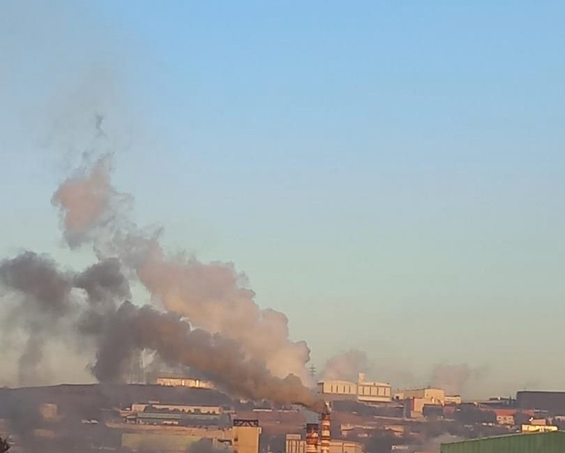 Kocaeli’nin Dilovası ilçesinde bir fabrikanın bacasından çıkan yoğun siyah duman,