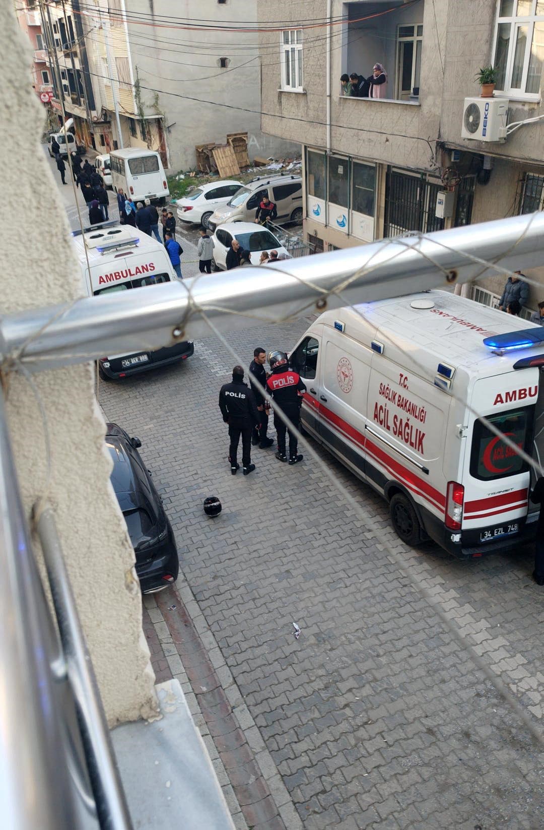 İstanbul Esenyurt'ta motosikletle gelen saldırganların açtığı ateş sonucu hedef alınan