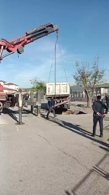 Kocaeli’nin Dilovası ilçesinde bir okul bahçesinde yürütülen çalışma sırasında asfalt
