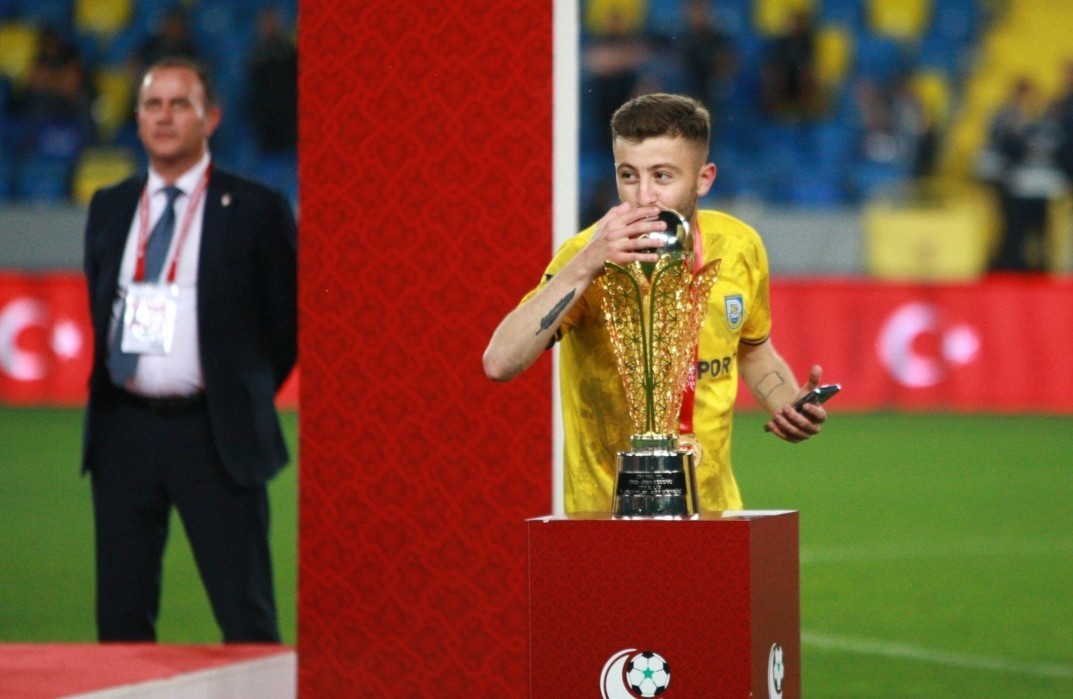 Kocaeli’nin İzmit ilçesinde gece saatlerinde yaşanan silahlı kavga, bir futbolcunun