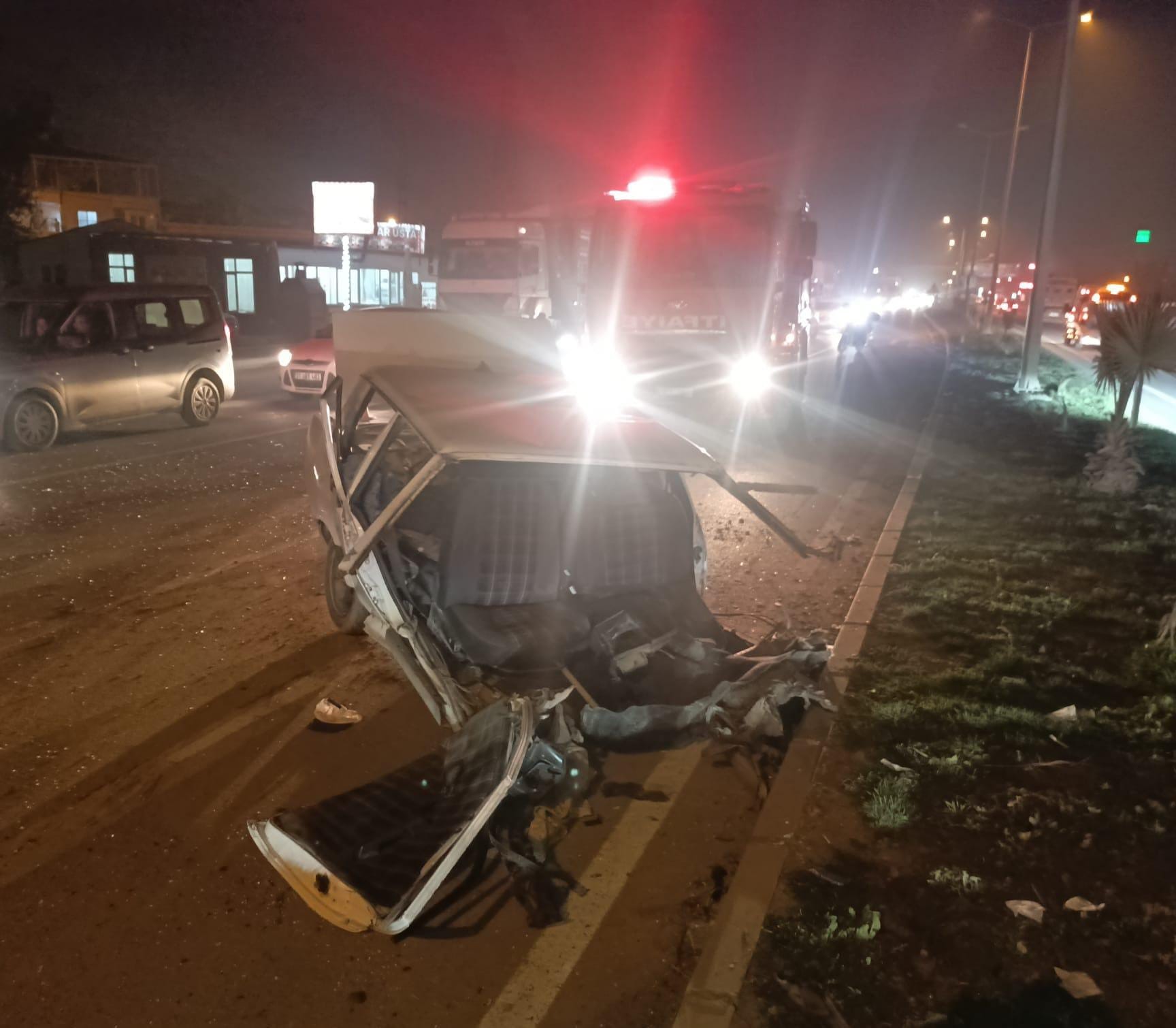 Hatay’ın Kırıkhan ilçesinde meydana gelen kazada, tırla çarpışan Tofaş marka