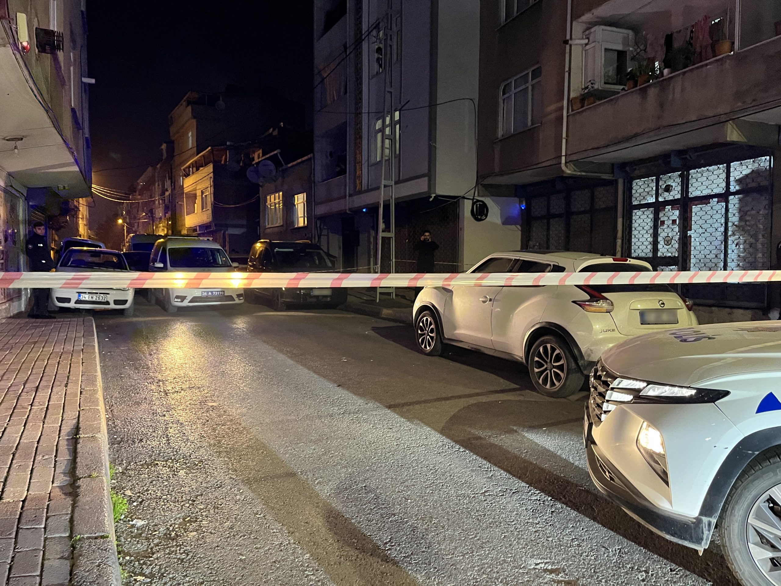 İstanbul Bağcılar’da bir tekstil atölyesi, otomobille gelen kişi ya da